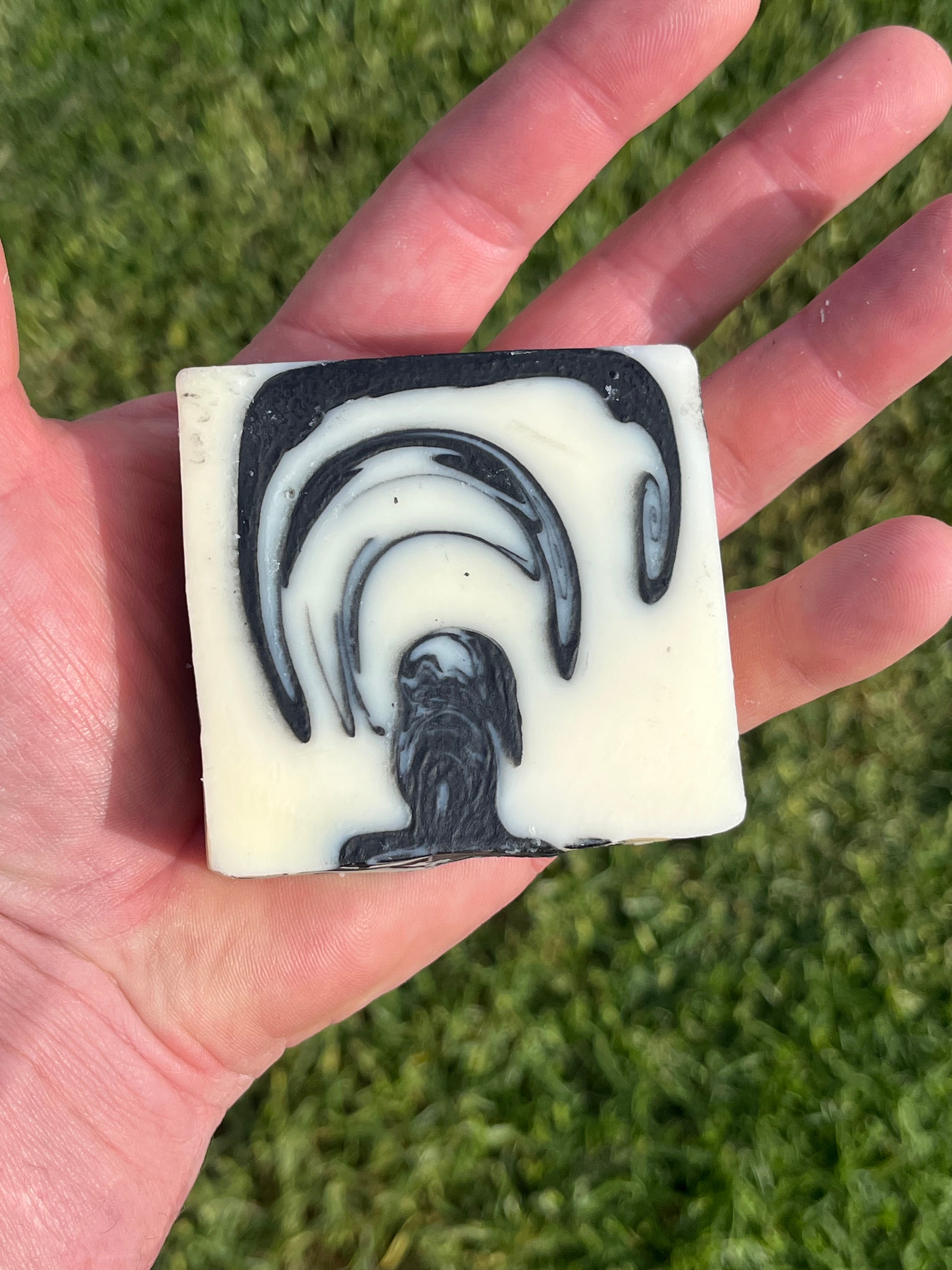 Charcoal lemongrass 'Magic Eye'